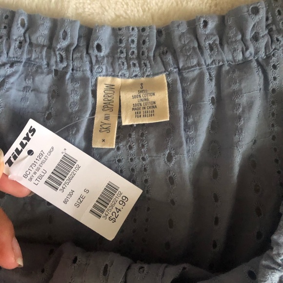 Tillys On/Off Shoulder Top - Picture 3 of 4